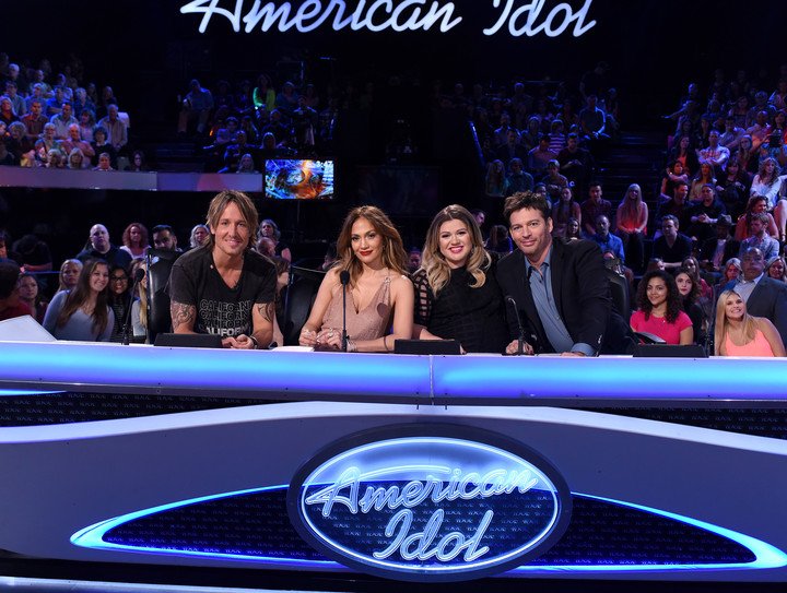 BBjlo's tweet photo. Don't forget, JLovers! There's a NEW episode of @AmericanIdol at 8 PM on FOX, then @nbcshadesofblue at 10 on NBC! https://t.co/eWfN8Kfxkr