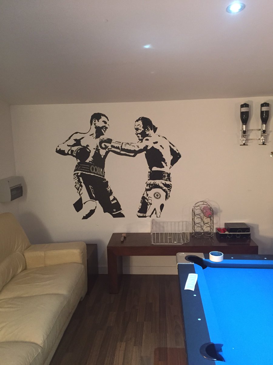 k_peeks's tweet photo. @Carl_Froch @deco_r8   Cobra'd x 2.  Wall art in the bar. Scwheeeeeetttt https://t.co/Ydj4O0XccI