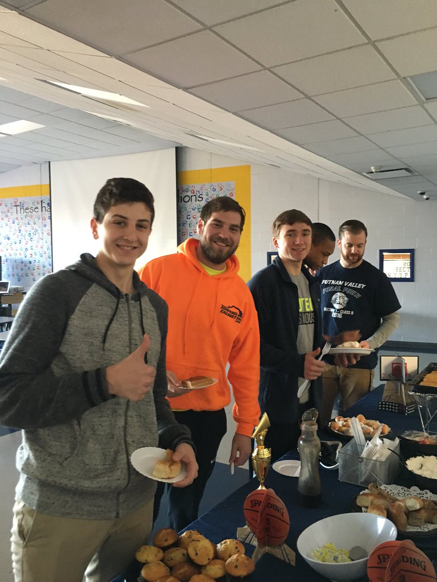 ski626's tweet photo. #PVHS Breakfast of Champions! Great seasons! #TigerPride  @PVAthletics1 @PVGirlsBball @PV_Class_of2016 https://t.co/9Z98ohwkaY