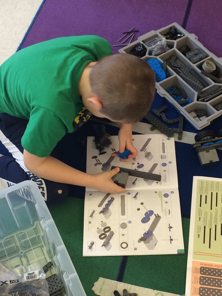 syracuselatin's tweet photo. Young engineers working on their robots! #makinggreathappen #vexrobotics @khunte15 @MrsBurdenSL @syracuselatin https://t.co/QbXeXXo25t