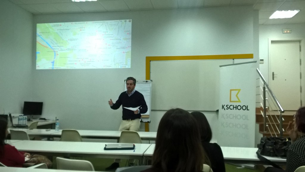 dksdigital's tweet photo. @enchurdigun y los cambios de paradigma como base de su presentación del nuevo #ksbook @KPIs_land https://t.co/lWNblEBWck