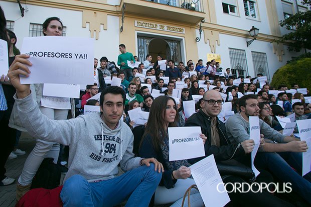 Un centenar de alumnos protesta por la falta de docentes en Económicas cordopolis.es/2016/03/03/un-…