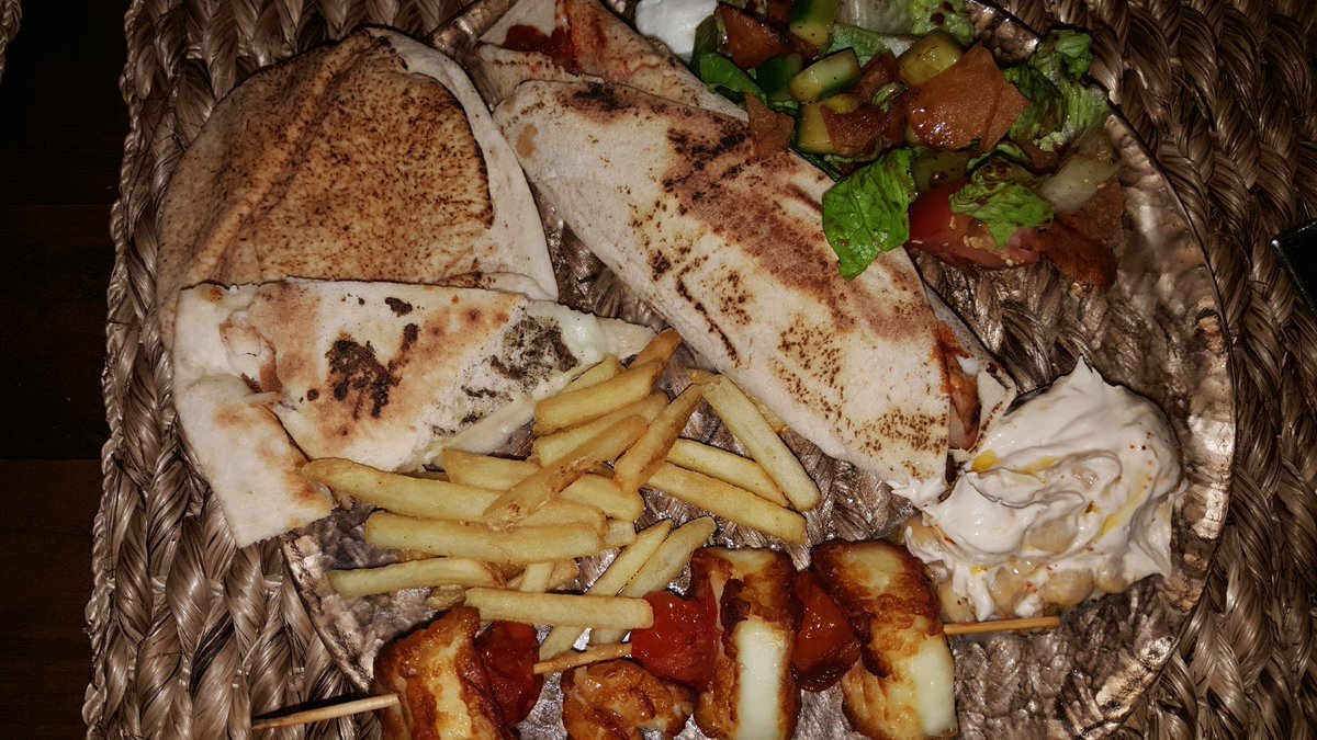 thatfatfoodguy's tweet photo. #dubai @Zaroobdubai #Hummus #chickenShwarma #halloumi #manoushe #fattoush #sajBread #lebonese #and #fries #foodie https://t.co/Eao1BV70z4