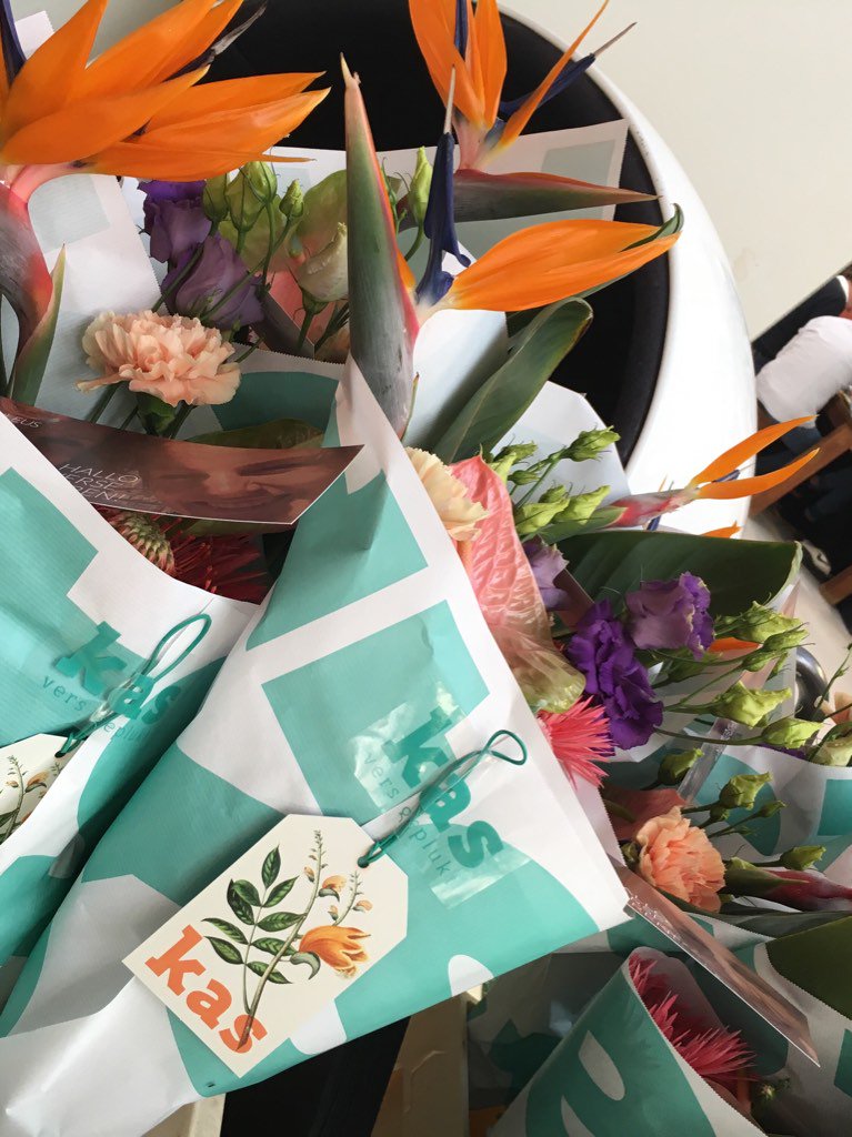 Mirakuleus's tweet photo. Weer een dag verse bloemen aan verse buren uitgedeeld in de @Cabfab2012! Van @kasversgeplukt! #supergaveontmoetingen https://t.co/nl8PKIUm1n