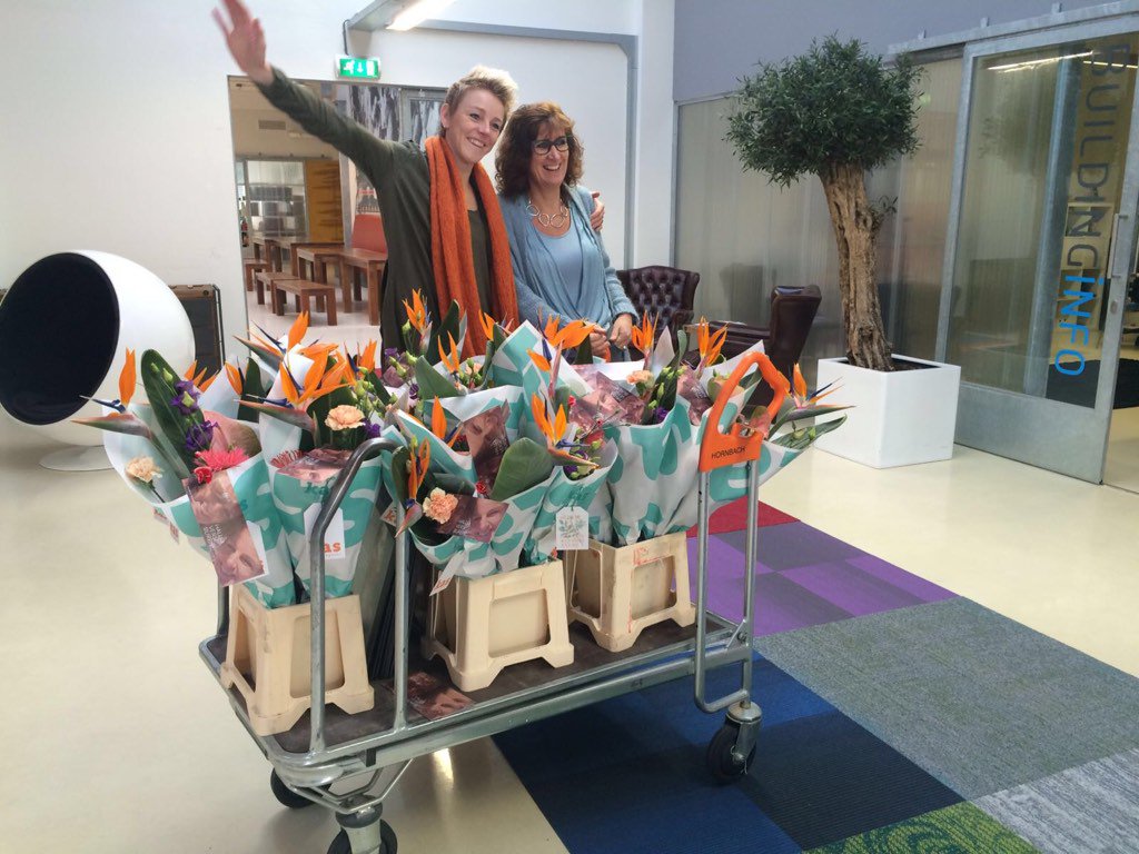 Mirakuleus's tweet photo. Weer een dag verse bloemen aan verse buren uitgedeeld in de @Cabfab2012! Van @kasversgeplukt! #supergaveontmoetingen https://t.co/nl8PKIUm1n