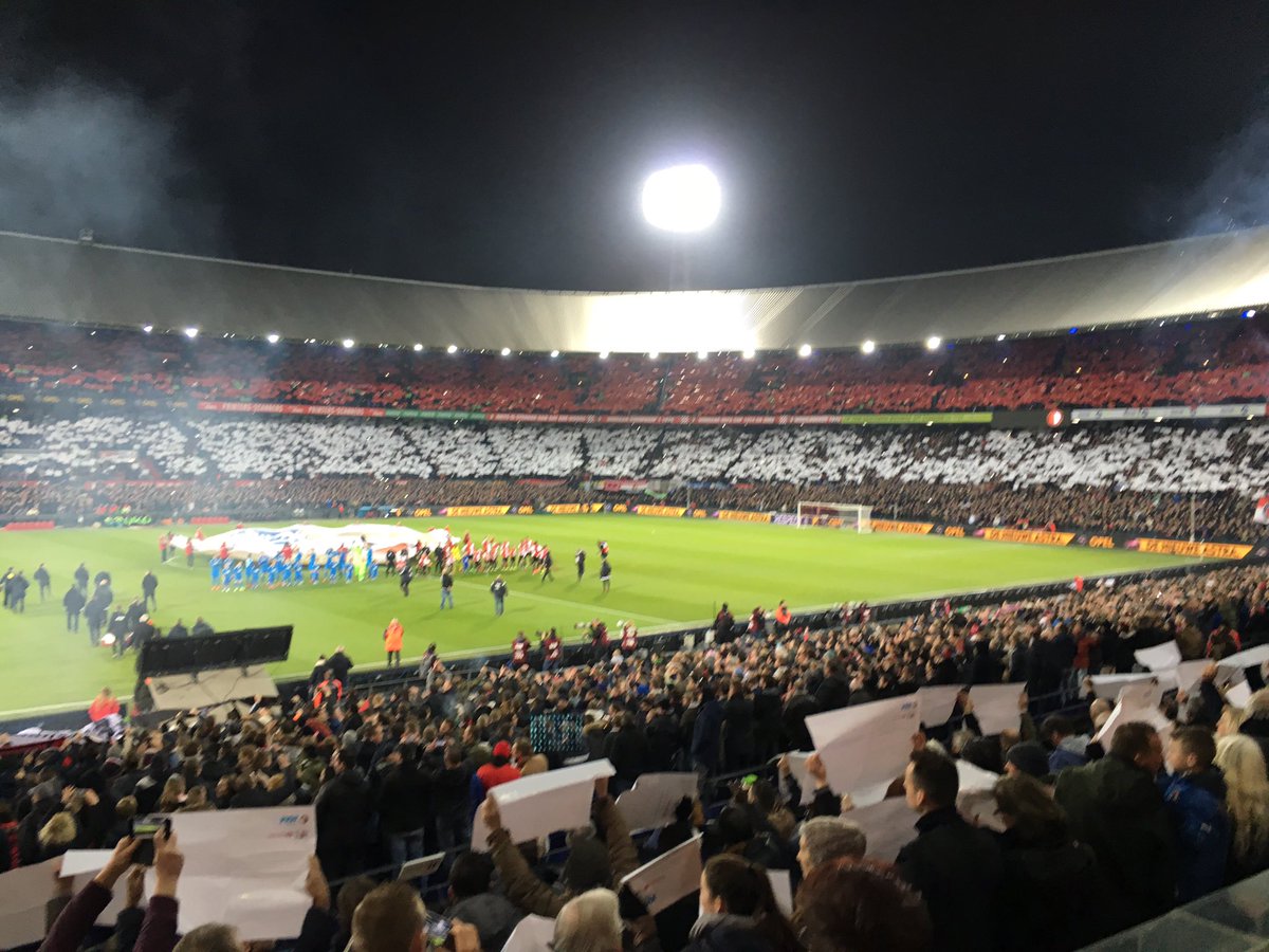 Feyenoord's tweet photo. De opkomst van beide teams. Prachtige sfeeractie in @dekuip! #feyaz https://t.co/dfjsfLUyf1