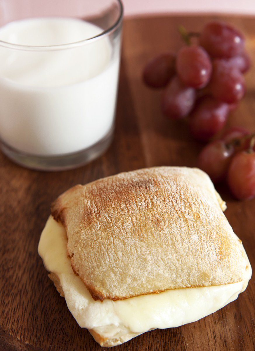 Healthyucafe's tweet photo. #ComfortFood at its finest... who else is craving a #GrilledCheeseSandwich ?? https://t.co/jijYSbE8mb