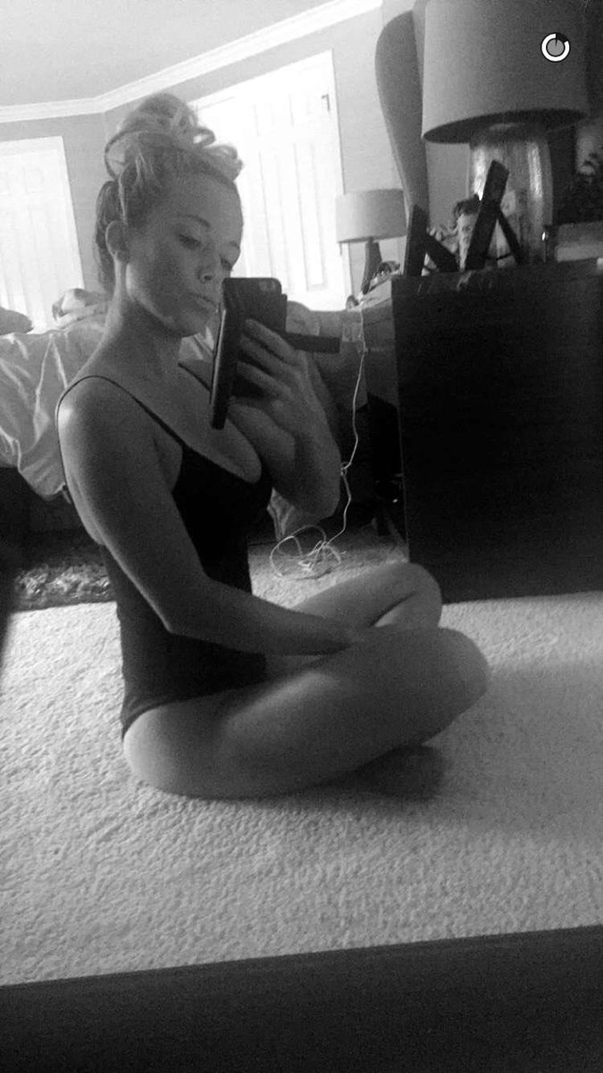 aliciadolata's tweet photo. Can we please take a second to talk about how rockin @KendraWilkinson's bod is 😅😍😭 https://t.co/hEkA5r3Bto