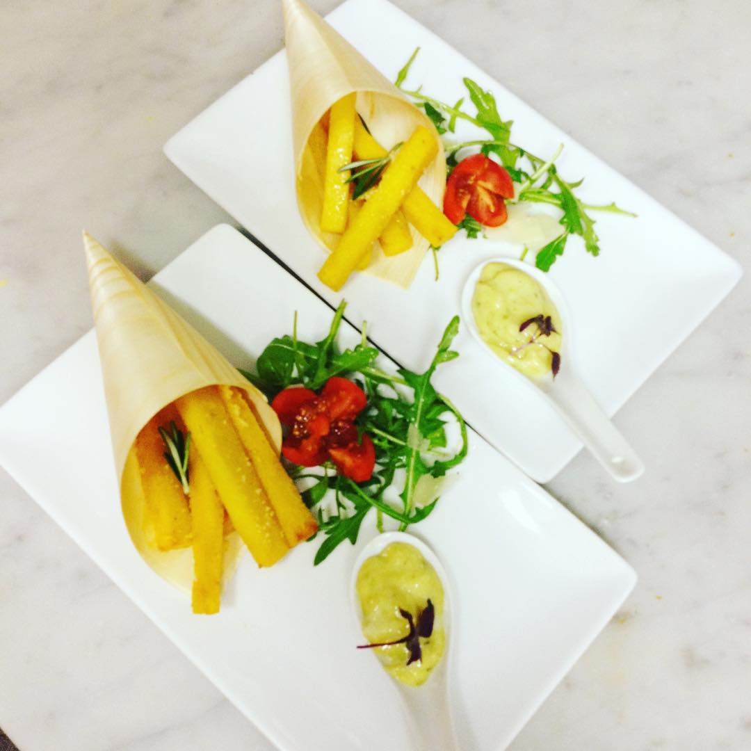 mathiasgiannuzz's tweet photo. Frites polenta mayonnaise au pesto. Bruschetta coppa et mozzarella de buffle. https://t.co/lOWoFmBtdn