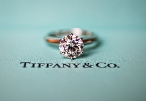 *Sigh* These #TiffanyBlue wedding details are the epitome of luxury! stylemepretty.com/2015/11/17/tif… <a href="/catherine_hall/">Catherine Hall</a>