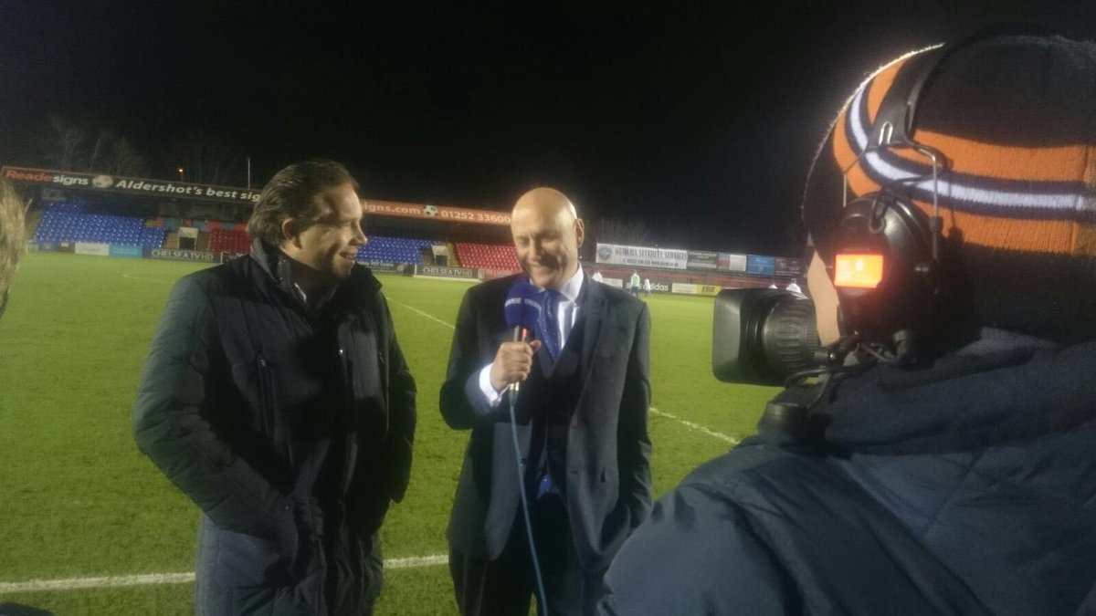 PSV's tweet photo. Hoofd jeugdopleiding Art Langeler praat in de rust met een glimlach met Chelsea TV. #PSV https://t.co/Ue51lWo6mG