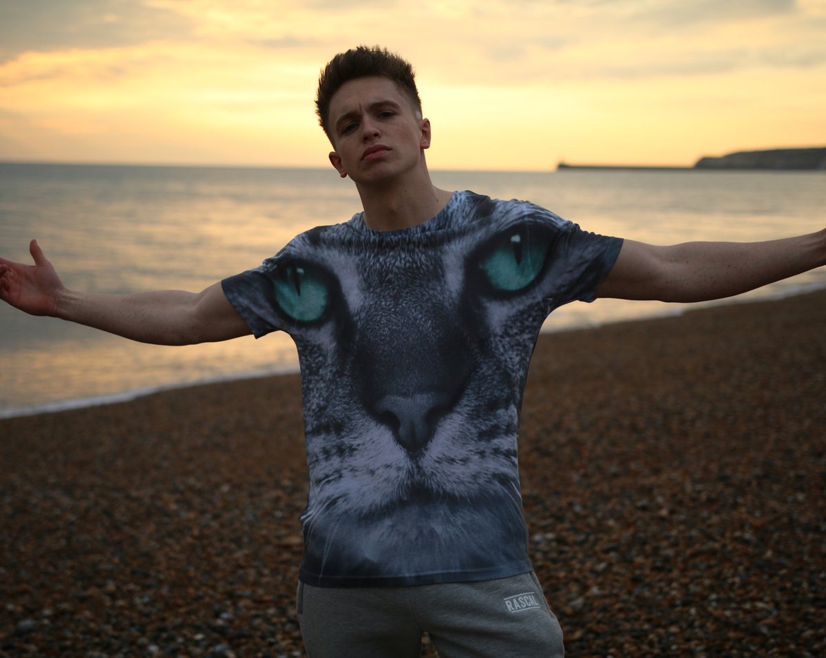 joe_weller_'s tweet image. KIT-TEES available for pre-order at JoeWellerStore.com 🔥