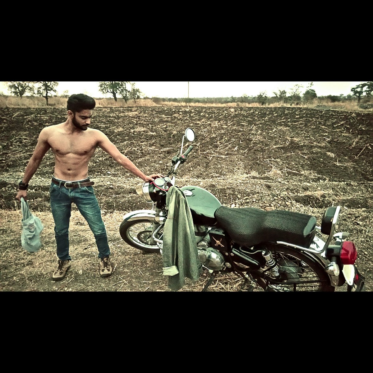 Raahulgo's tweet photo. #royalenfield #bulletclassic #bikers #swagmeradesi #rawlife #expedition #travel #createroads #stayrough #party https://t.co/86LnjTqW3E