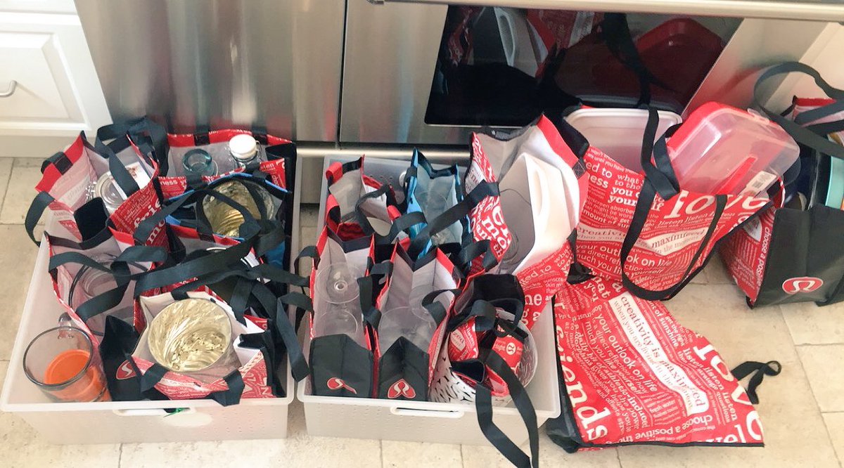 samanthamanus's tweet photo. Thank you @lululemon for helping with my move! #dishes  😊📦 https://t.co/SlcOImElSJ