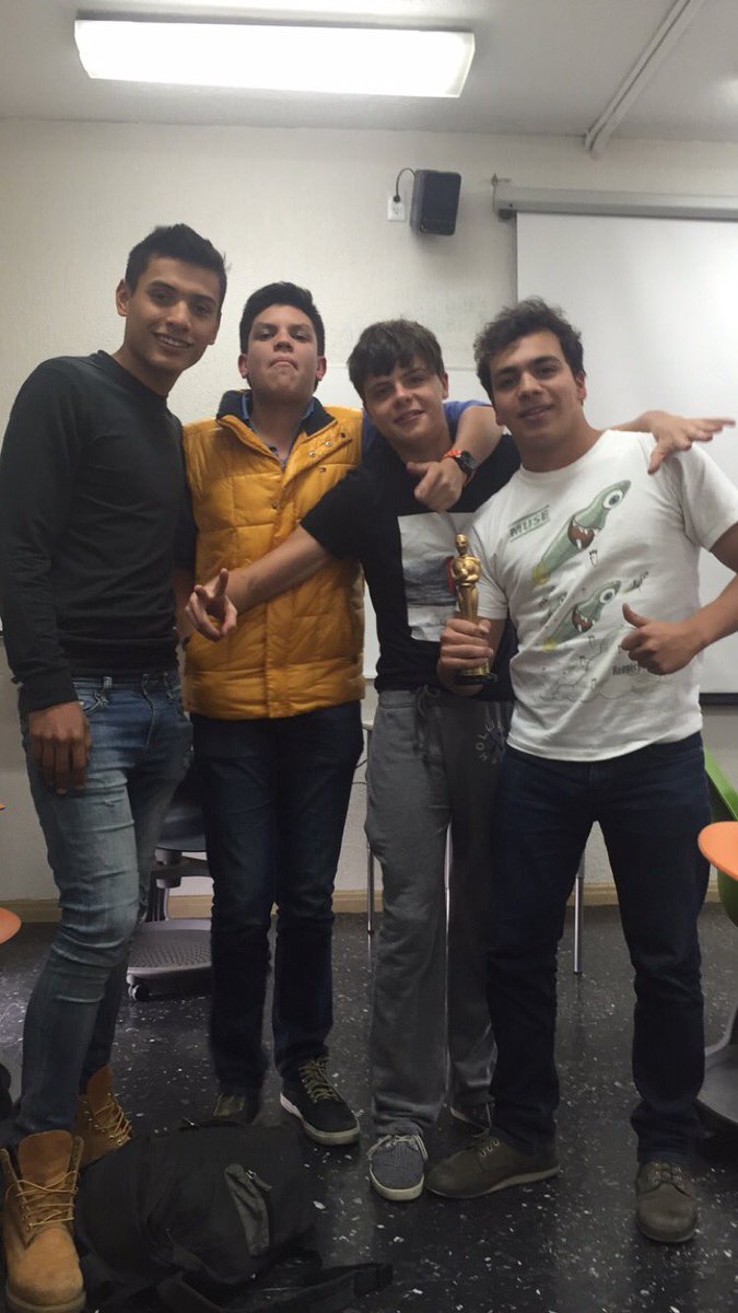 A01650593's tweet photo. Ganadores en la categoría de mejor película. Gracias Academia! #Pabloscars @ivan22itesm https://t.co/odPQLNDPSq