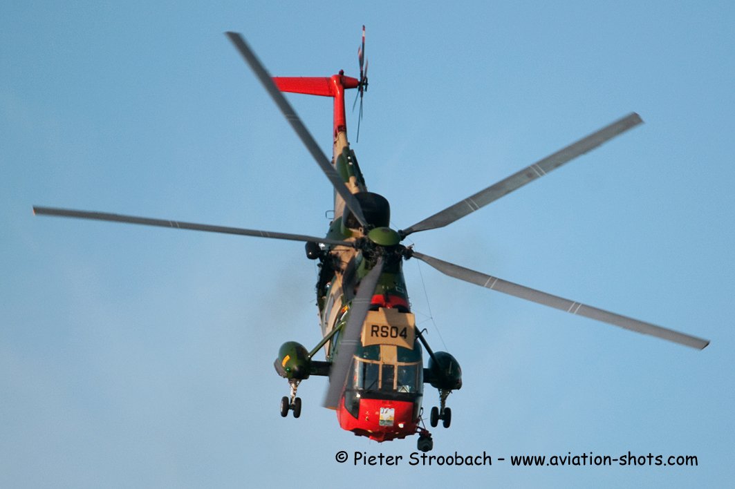 CosmoSpotter's tweet photo. End of @AgustaWestland #SeaKingMk48 era is in sight - @HLN_BE #avgeek @BeAirForce https://t.co/EvaNjnp7z3 https://t.co/43qRfyyBtu