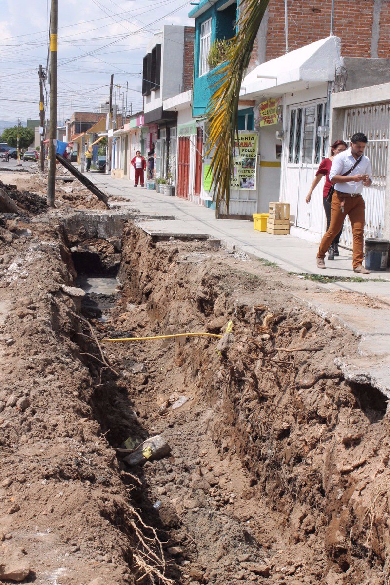 Interapas_SGS's tweet photo. @Interapas_SGS Llleva acabo la sustitucion de 300 metros lineales de drenaje en la Av. de las Estaciones https://t.co/PQg8Qpd5nw