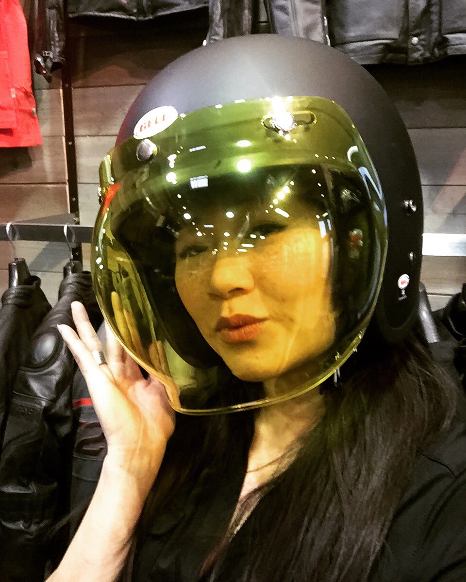 cherrieblossoms's tweet photo. So this is what it feels in a fish bowl 😄 #bellcustom500 #bellhelmets #custom500 #bubbleshield @BellHelmetsUK https://t.co/k8JsiYbYGC