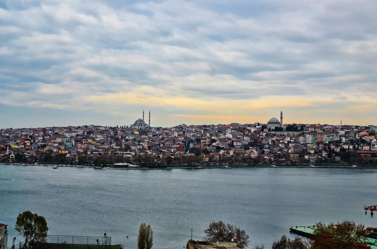 Aklıma estikçe uç uca yazacağım.İstanbul'da ölmeden yapılması gereken 99 şey.Tamamen kişisel, ama katkıya da açık :)