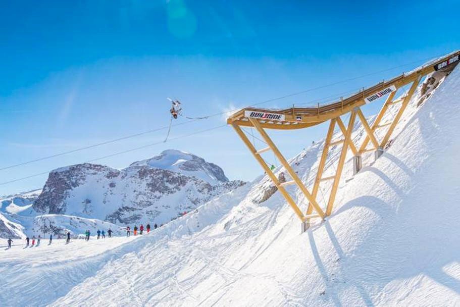 TheGearJunkie's tweet photo. Ski Jump + Bungee + Zipline = One Crazy Ride https://t.co/QOFun13JGK Would you do this? https://t.co/LjVjihANwQ
