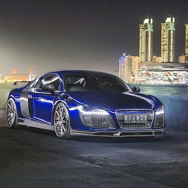 SpeedingToday's tweet photo. CRAZY Audi R8 https://t.co/ZTaLeKBaVO