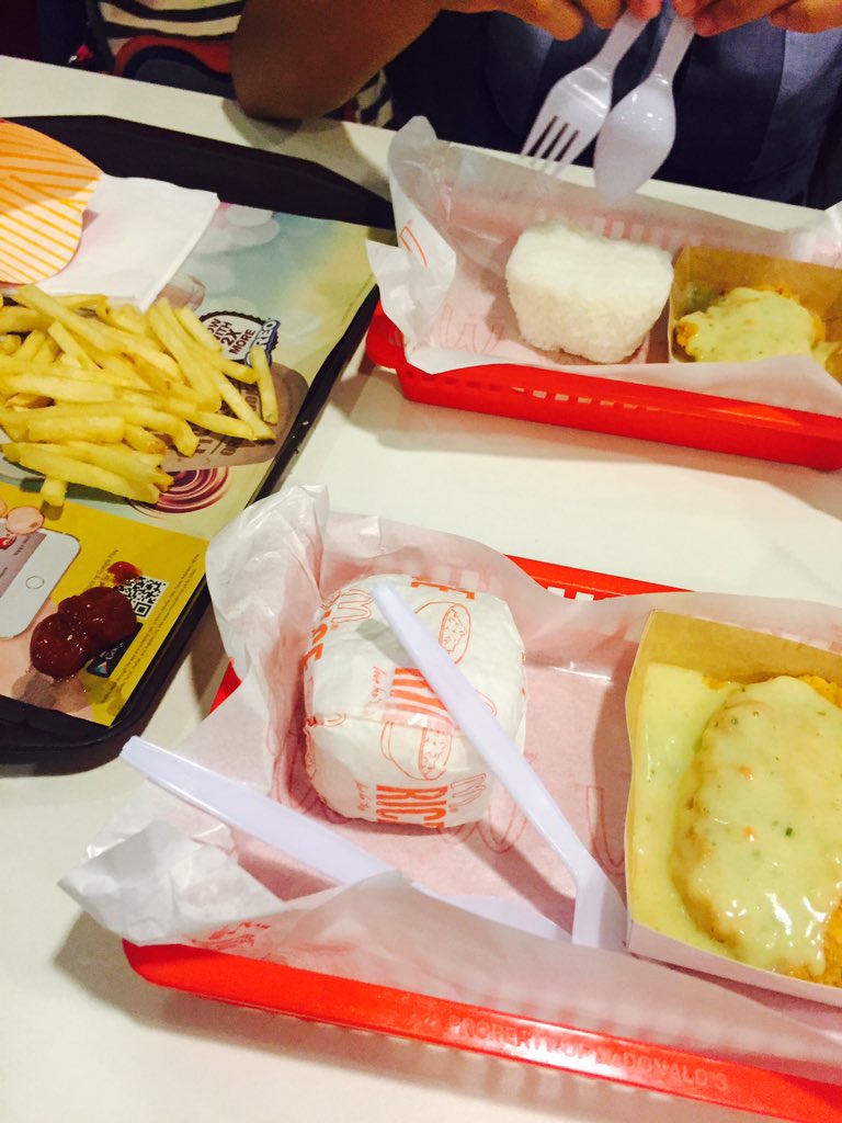 HILARYYYous's tweet photo. @bernanggggg late dinner coz of finishing school stuff. #HappyKid @McDo_PH #FrozenCola nomnom https://t.co/KVuTAFL9TP