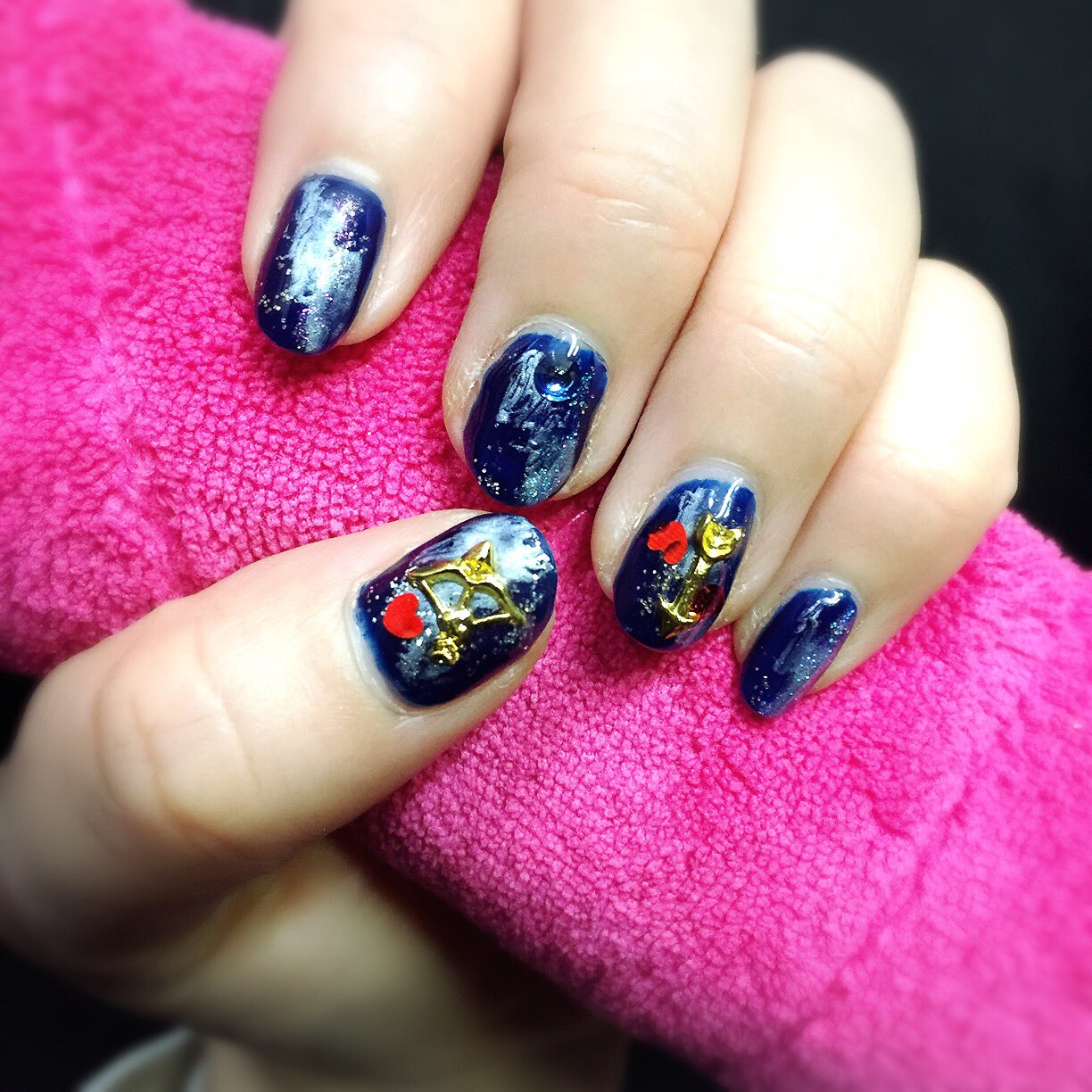 K L くーる ネイル新しくした ミッドナイトブルーのベースにパールホワイトとラメでメタリックな宇宙柄 ポイントは エンジェルアローがハートに刺さって 無い 刺さって無い ネイル ジェルネイル セルフネイル 宇宙柄 宇宙柄ネイル