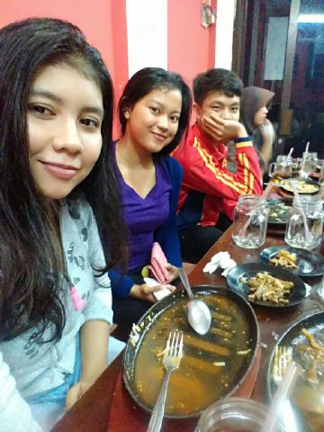 Asli deh makan di <a href="/CekerNengJebret/">Ceker Neng Jebret</a> bikin ketagihan, liat noh piring sampe bersih gitu wkwkwkwk