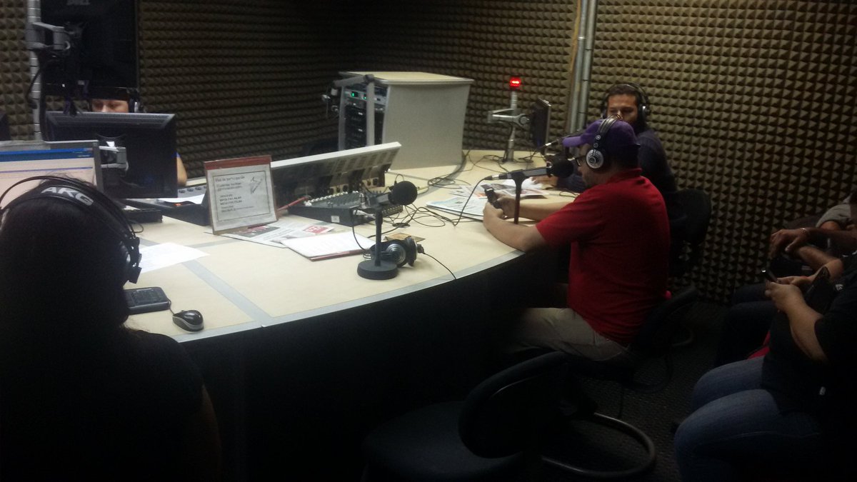 Andreina_PSUV's tweet photo. Seguimos en #LaEstafeta con @Pulmamania1 con el tema de hoy #JuventudProdutiva @AndreinaTarazon https://t.co/JAyPvUstum