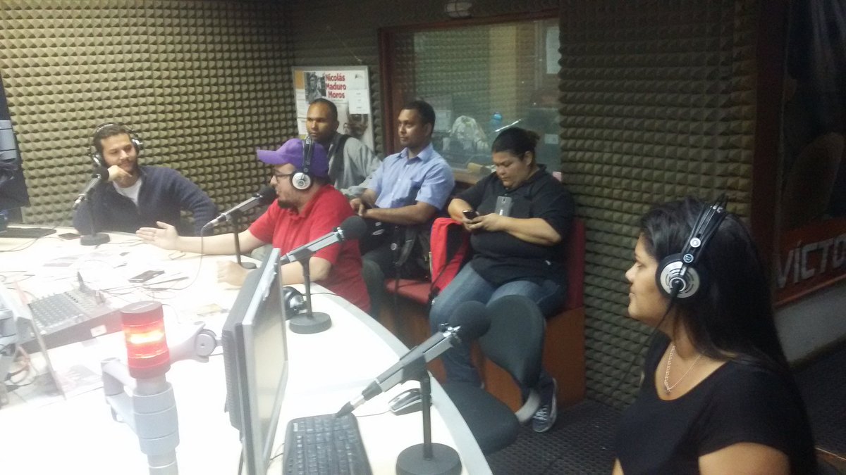 Andreina_PSUV's tweet photo. Seguimos en #LaEstafeta con @Pulmamania1 con el tema de hoy #JuventudProdutiva @AndreinaTarazon https://t.co/JAyPvUstum