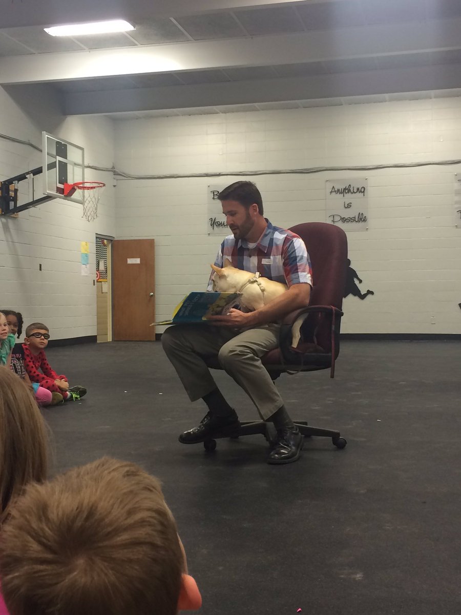 mrsrodriguezHHE's tweet photo. Thank you Dr. Farris from AHC for bringing your sweet, Mabel, and reading to our second graders! #HHElearn #ECSlearn https://t.co/e9y6f0lW4R