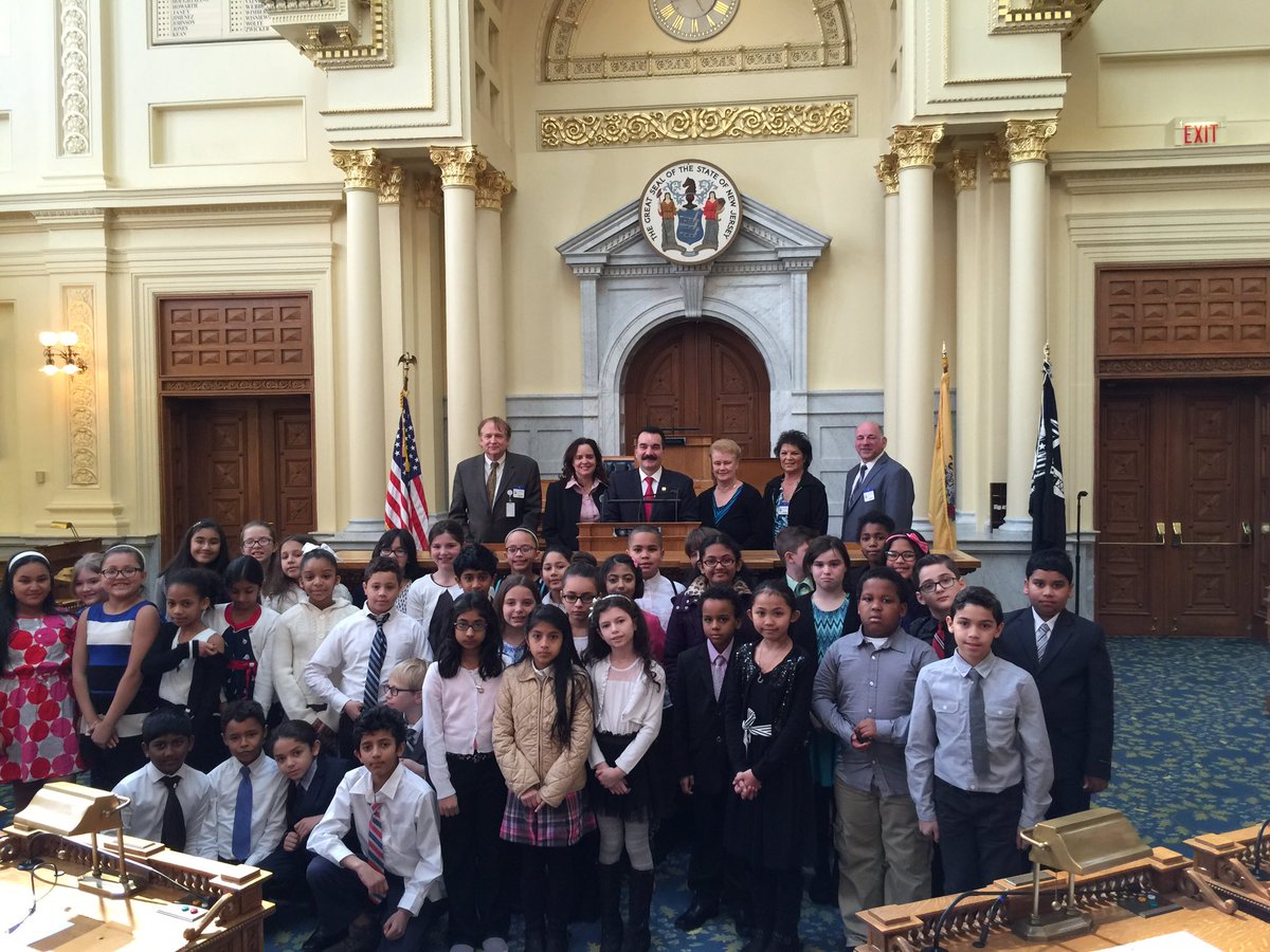 SHolstenSBOE's tweet photo. @SecaucusPSD Huber St 4th grade Ss toured NJ State House &amp; discussed state gov't with Assembly Spkr Vincent Prieto. https://t.co/UwhBHNgT2d