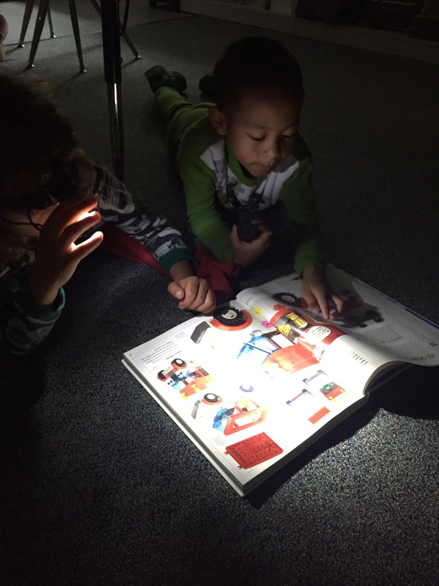 mtgrade2's tweet photo. Flashlight Reading for #ReadAcrossAmerica week!! #LightsOut #ReadingRockStars https://t.co/Ap49bEsRfH