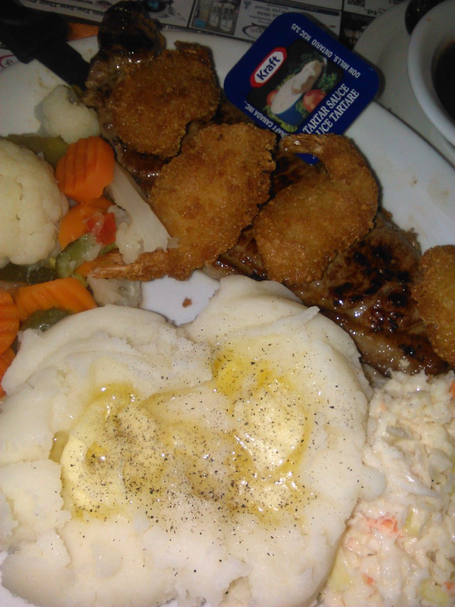 therealjimbobo's tweet photo. #dinner #steak #shrimp #vegetables #gravy #food #yum #yummos #getinmybelly #sogood https://t.co/13PMtGOjT7