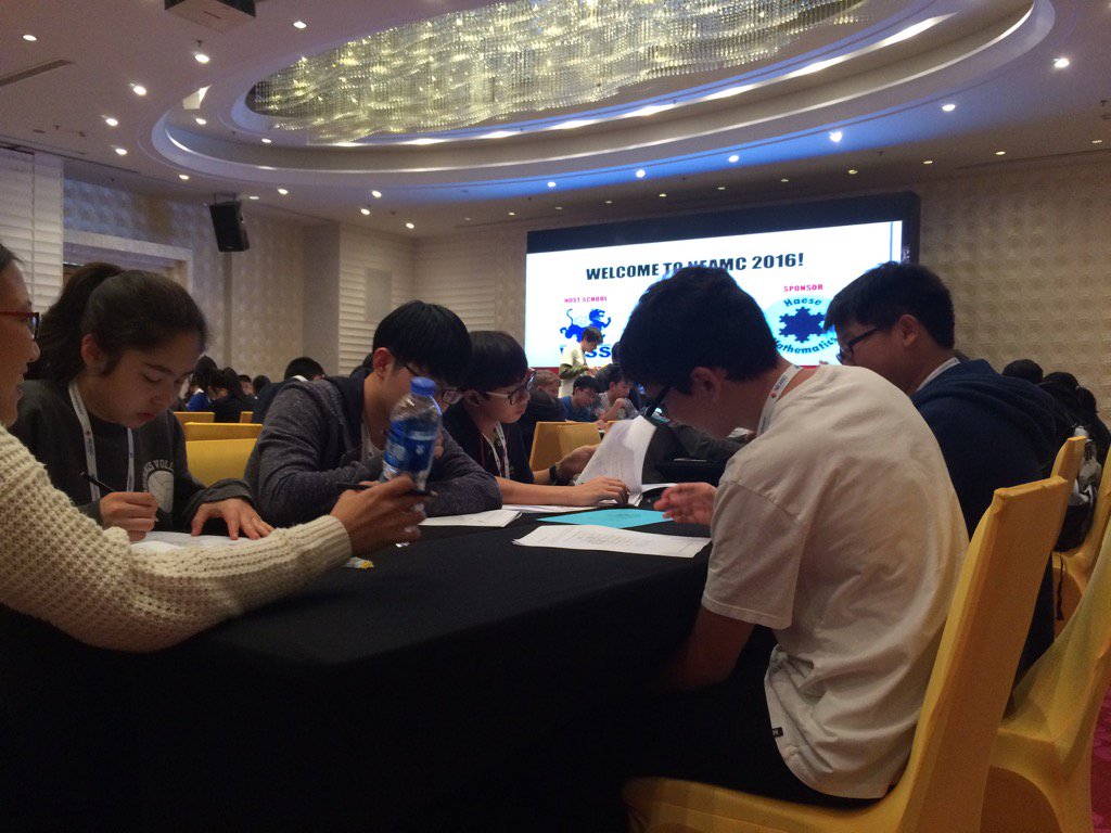 MsTwiggerMaths's tweet photo. Working in buddy groups Thursday evening #NEAMC2016 #BSTMaths @bst_tokyo @bst_secondary https://t.co/JFM36ZKYwk