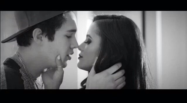 zaynboxd's tweet image. amei?????? #PutItOnMeMusicVideo