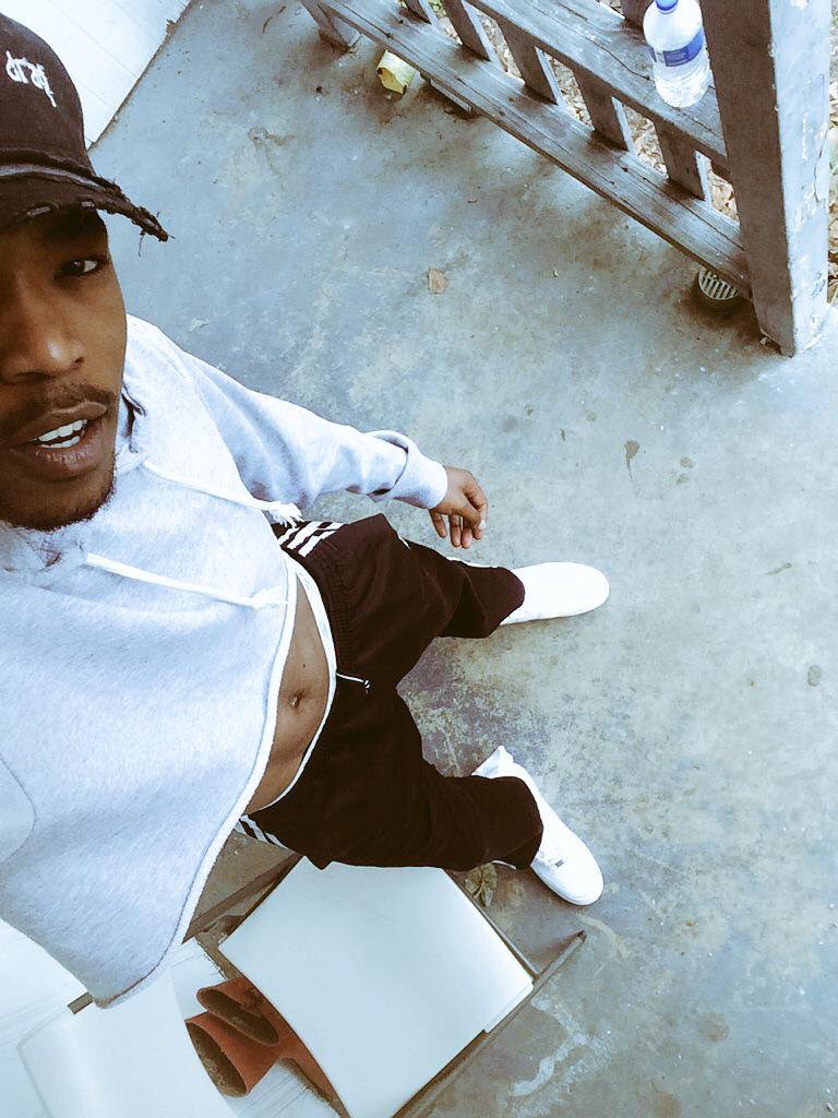CelesteTheBesst's tweet photo. Why you got your belly out? Smh RT @WizeYoungMan: Ready for the summer! โ๏ธ #FashionKilla #Abs4Dayz https://t.co/HB9LPd7oG3