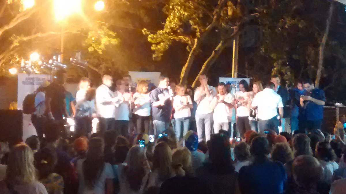 VCampitoRojo's tweet photo. ¡Ya están aqui! Lilian, Rosa, A.Feo La Cruz, Gonzalo Himiob, dip. Carlos Lozano, Salvatore L., Ana L. Acosta (...) https://t.co/wSRZFIDrw0