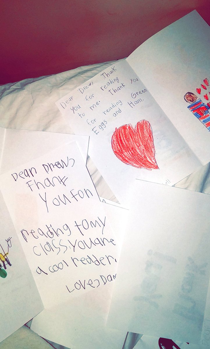 dt2017_'s tweet photo. my little brother brought in some thank you notes that these kids made because I read to them😊 God is good https://t.co/gTRDoUqwwA