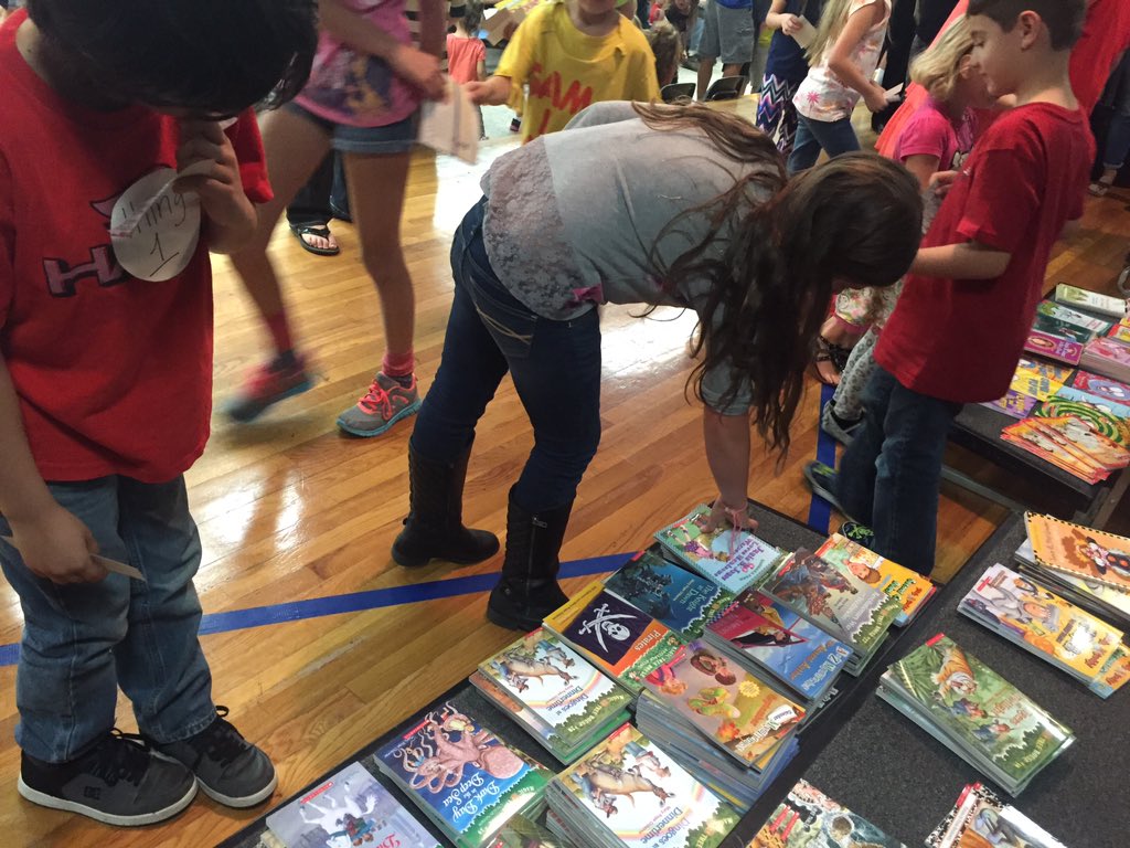 osceolaartists's tweet photo. Everyone's a winner! Books for all! #awesomeosceola #vscpride https://t.co/2M6qkUftpR