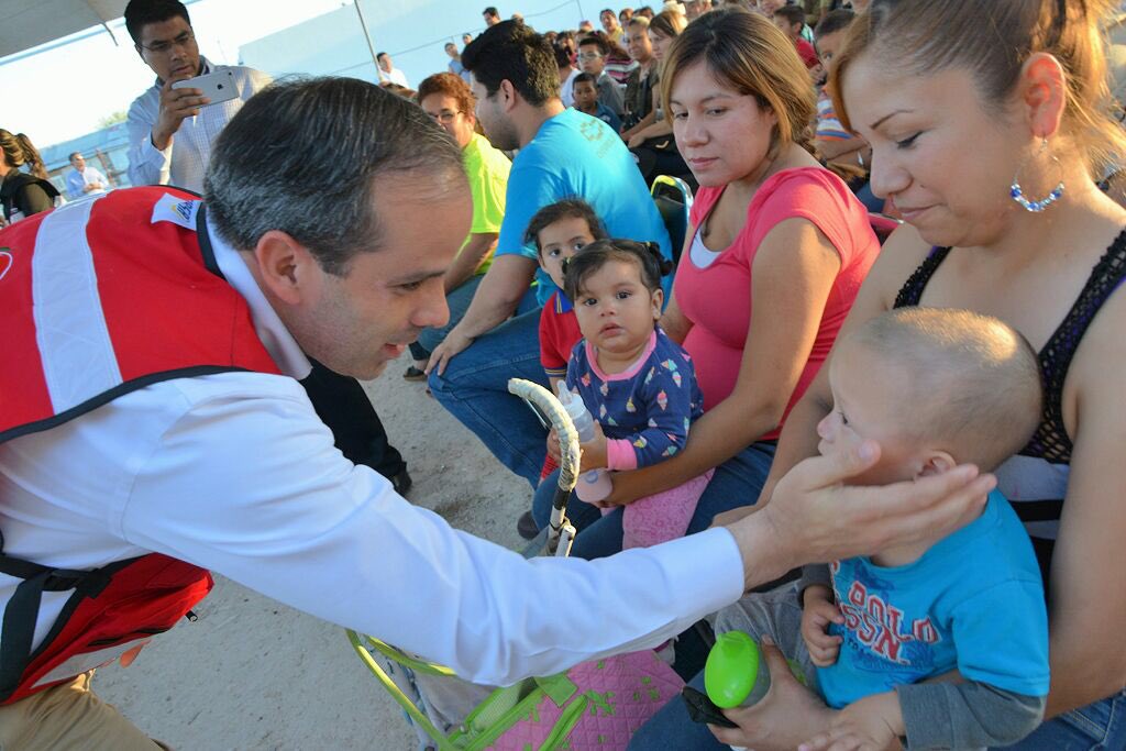 PURONJOHNSTON's tweet image. Dialogando y saludando a los vecinos del Sector #Acoros, la #FronteraFuerteDeMexico @rubenmoreiravdz