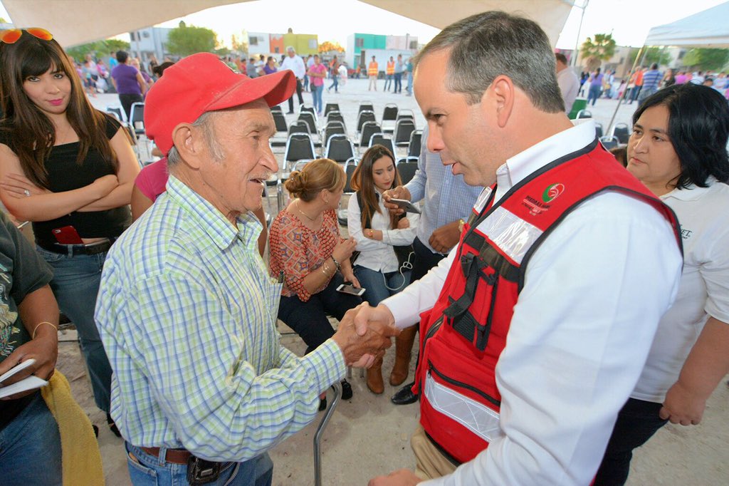 PURONJOHNSTON's tweet image. Dialogando y saludando a los vecinos del Sector #Acoros, la #FronteraFuerteDeMexico @rubenmoreiravdz