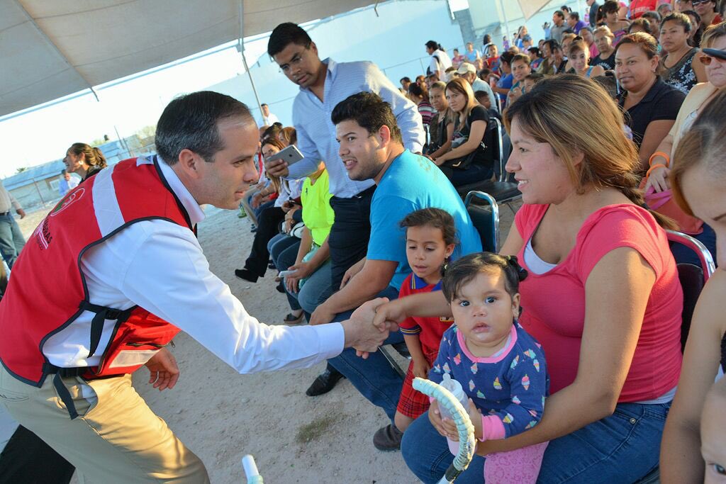 PURONJOHNSTON's tweet image. Dialogando y saludando a los vecinos del Sector #Acoros, la #FronteraFuerteDeMexico @rubenmoreiravdz