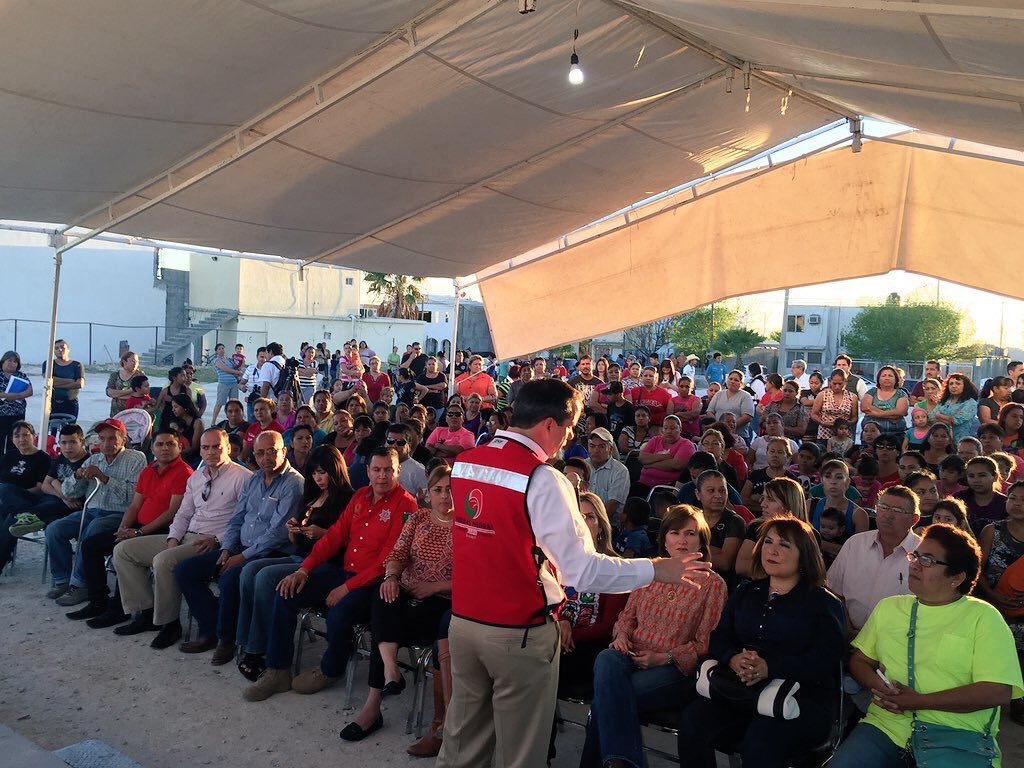 PURONJOHNSTON's tweet image. Dialogando y saludando a los vecinos del Sector #Acoros, la #FronteraFuerteDeMexico @rubenmoreiravdz