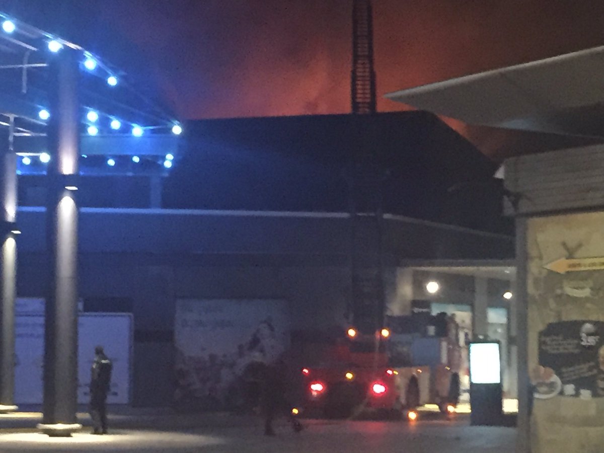 COPE_Albacete's tweet photo. Todo el turno de noche de los bomberos de Albacete apagando el incendio de la sala 12 de los cines yelmo de Albacete https://t.co/RY30I2aTLP