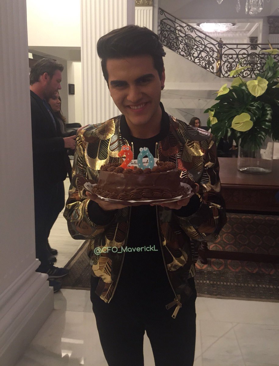 cfo_MaverickL's tweet photo. Felices 20 @MaverickOficial Disfrútalos! Eres grande, pero más grande es tu❤️ Te queremos,hoy y siempre #PremiosDial https://t.co/zAJR0iONLe