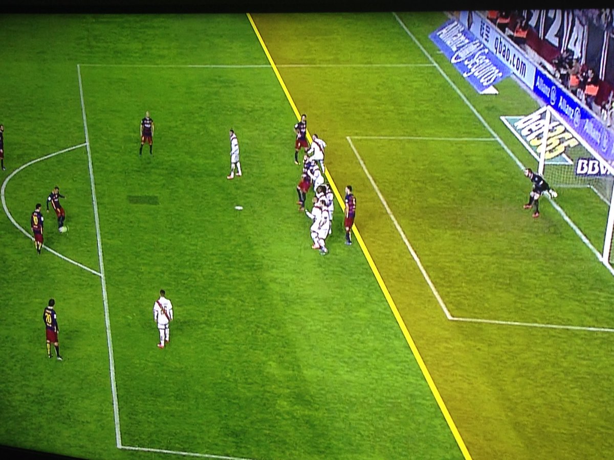 juanxinho35's tweet photo. Pero dejad de hacer él ridículo xD! no hay offside de Busi ya está bien #ChiringuitoPolémica @CarmeBarcelo acláralo! https://t.co/ZvHbytpku5