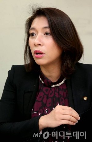 [머니투데이] "한국인도 살기 힘든 헬조선엔 이민자도 안와"
- [좌담회]전문가들 "이민정책, 국가미래 위한 투자"
▶기사링크 goo.gl/YufuJK
#이자스민
#국회의원
#이민정책