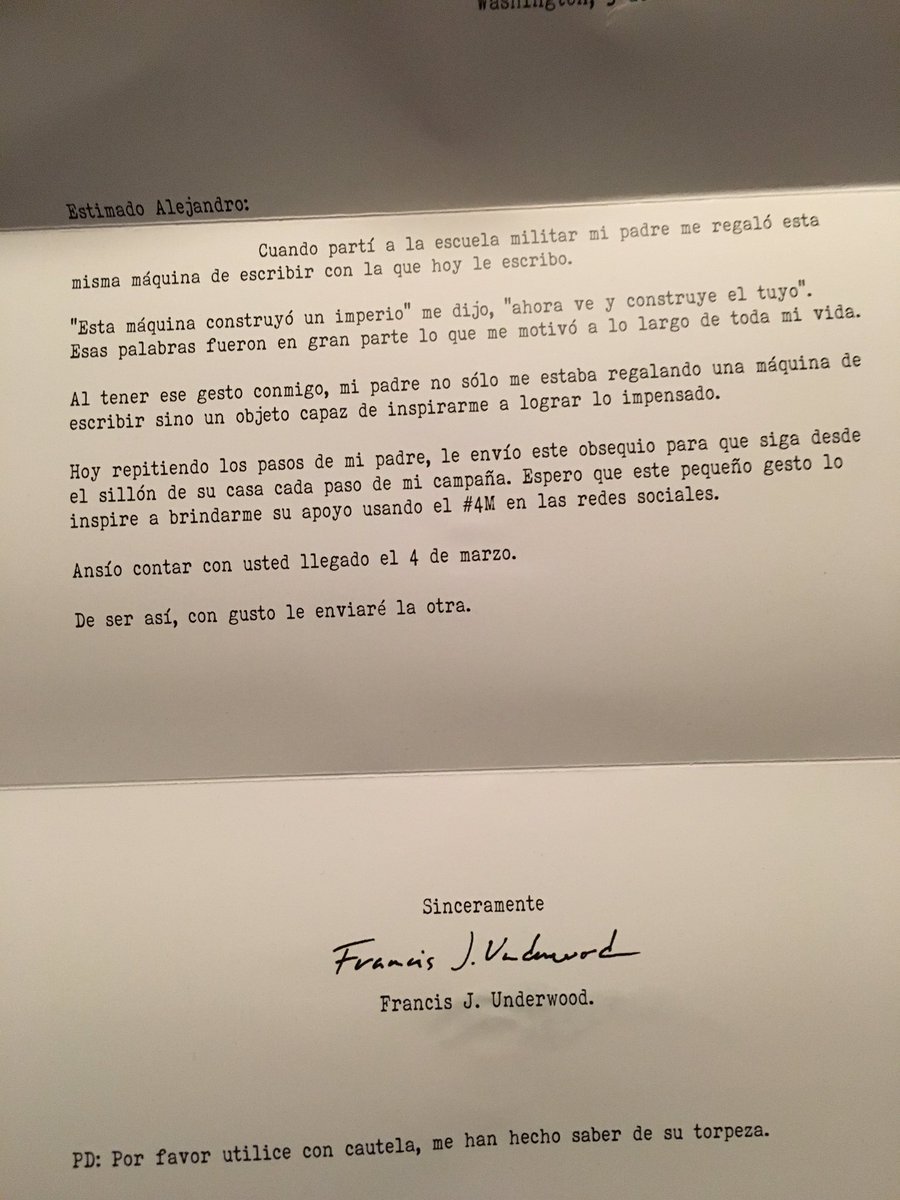 marley_ok's tweet photo. Muero de cholulismo!
Mi personaje preferido Frank Underwood me escribió y regaló una pantufla presidencial #4M https://t.co/GzLoqCU2Y5