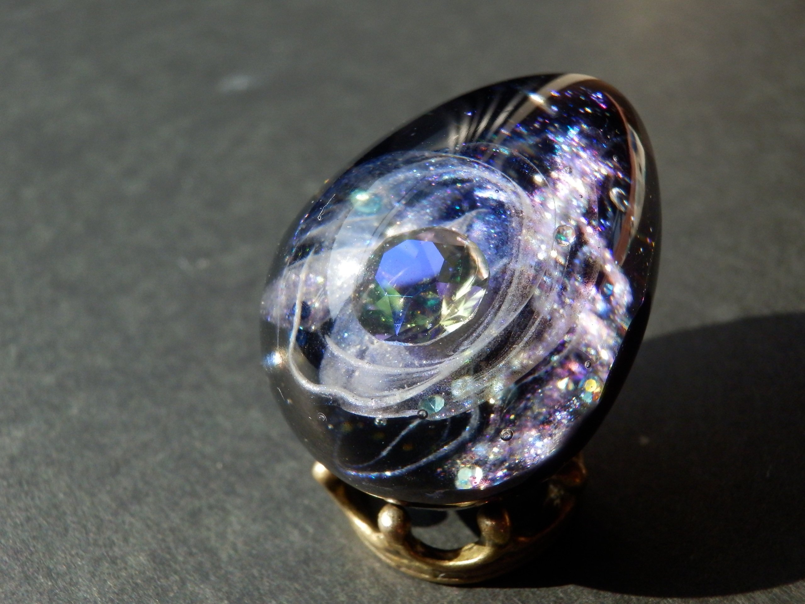 宇宙のなる樹 黒曜石色のきんぐ宇宙たまごスワロ封入3ｃｍ 先日のミニｖストーンをブリオンと同様に封入しました 気泡が流れ星の様に走っているのもなかなか面白いです T Co 54a0bcykuj Twitter